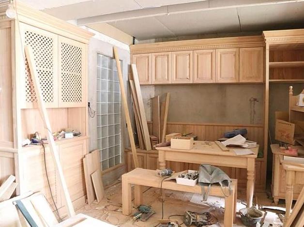 裝修是每個(gè)家庭都會(huì)經(jīng)歷的一個(gè)過程，而木工則是裝修中不可或缺的一部分。那么，裝修請(qǐng)木工多少錢一天?裝修請(qǐng)木工木工需要注意什么?下面就讓我們一起來了解一下。